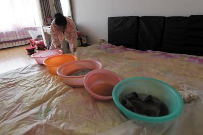 双江楼上漏水，住户失联，小区没物管，业主维权难！律师来支招……